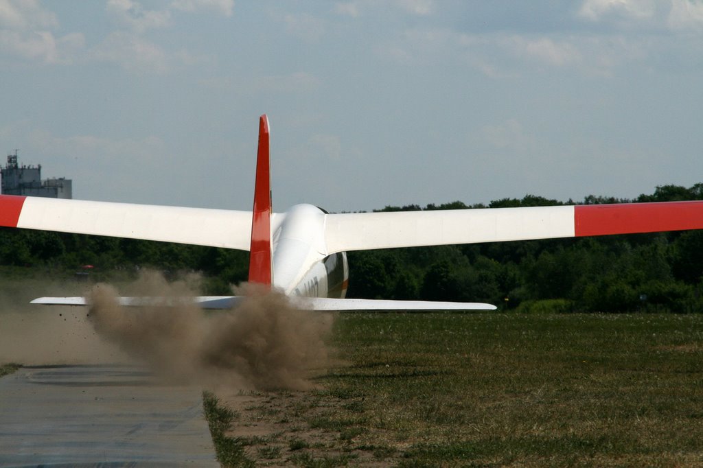 Segelflugzeug beim Start by badsnoopy667