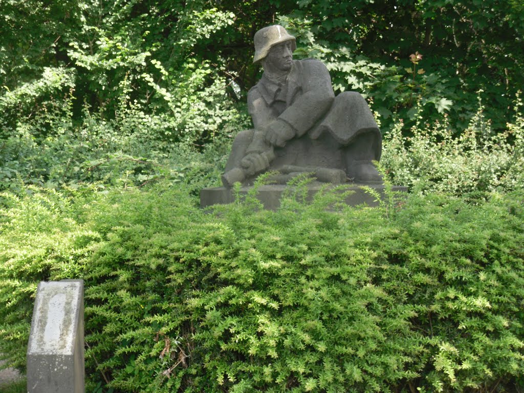 Rheindorfer Kriegerdenkmal by ©Elisabeth van Langen