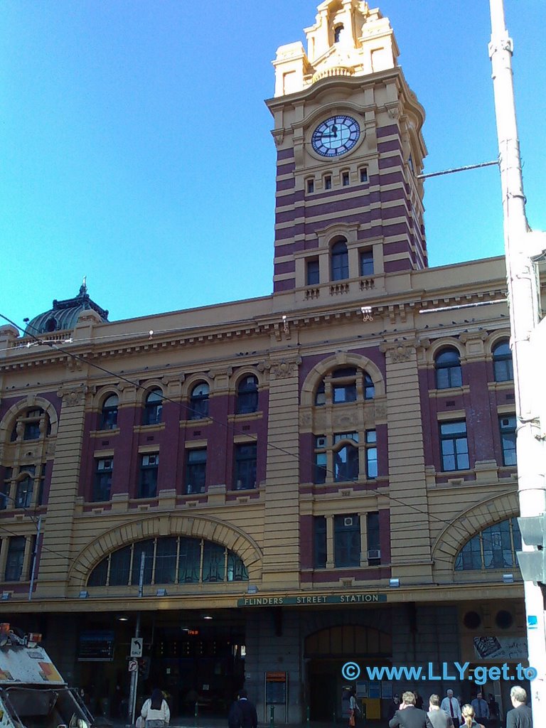 Flinders St Station by www.LLY.get.to