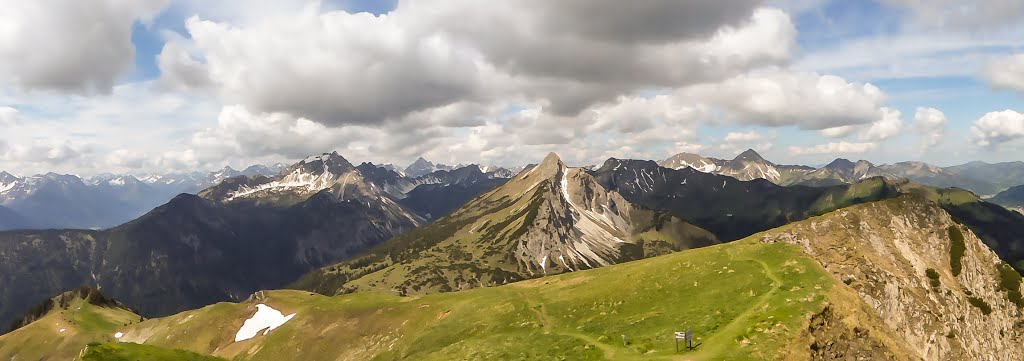 Der Litnisschrofen (2086m) am 1. Juni 2014 und ... by Ronny aus Lechbruck