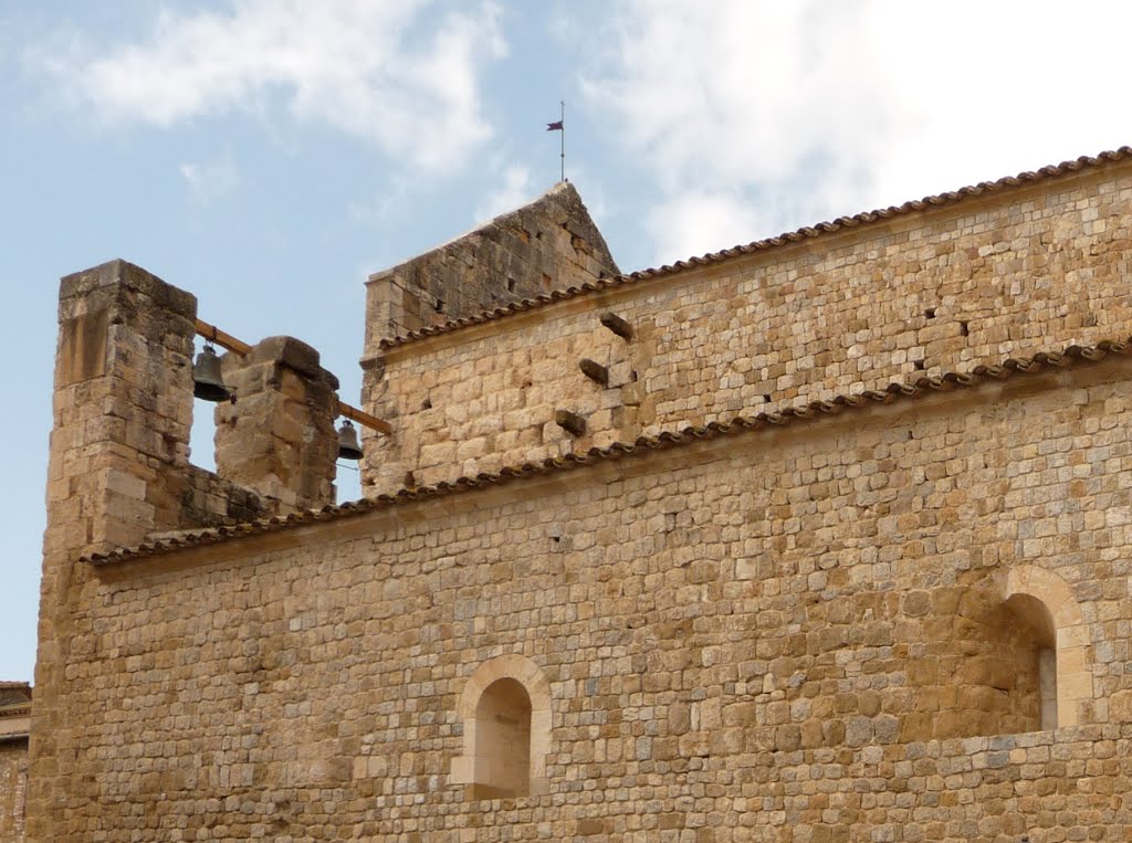 Campanar d'espadanya i capcer sobre les teulades de Santa Maria de Lladó by Pedraferit