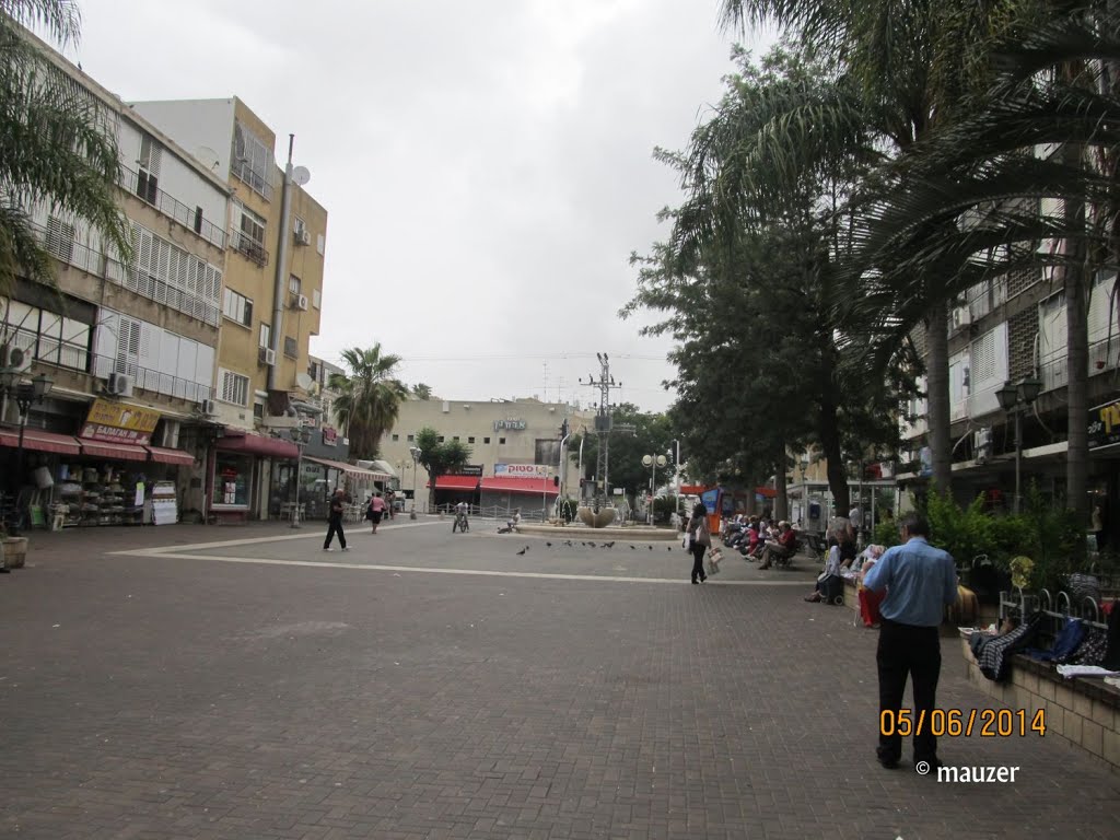 Weizman Square Holon כיכר ויצמן חולון by alon_"mauzer"