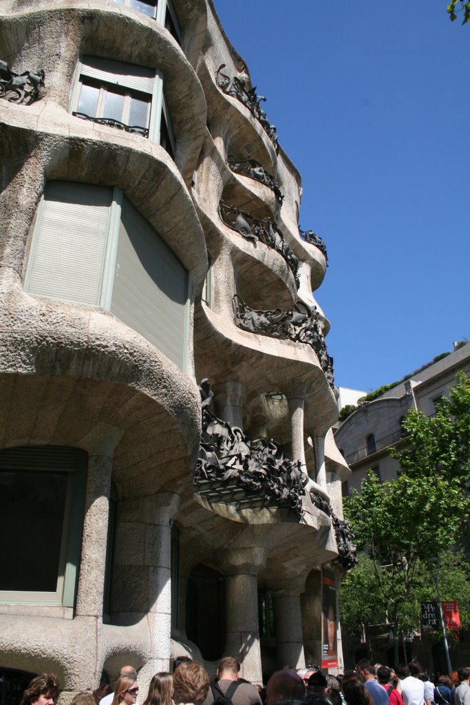 Casa Pedrera by Taverniti