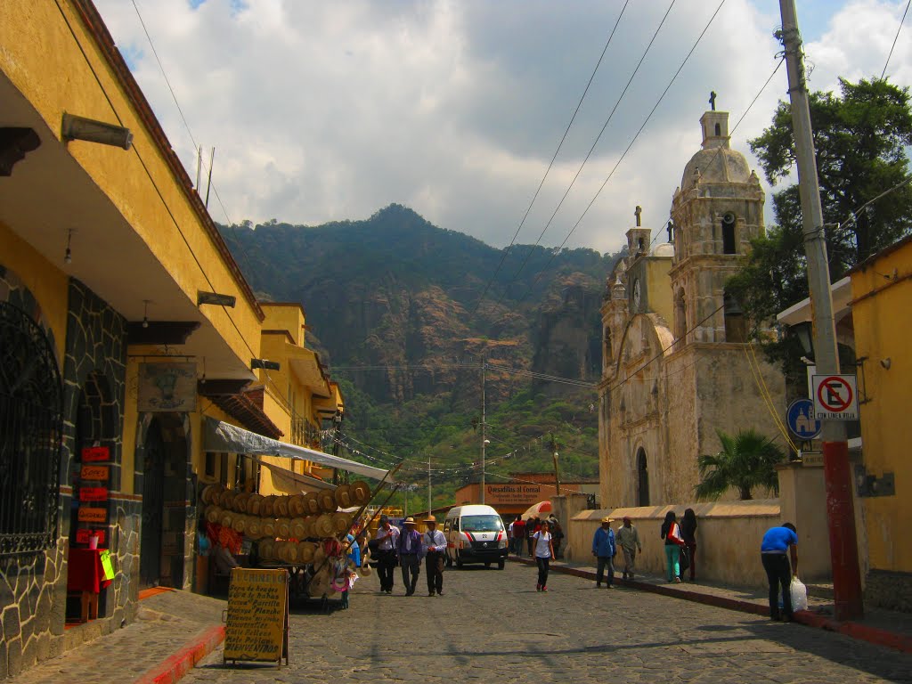 Caminando en Tepoztlán by waldwind