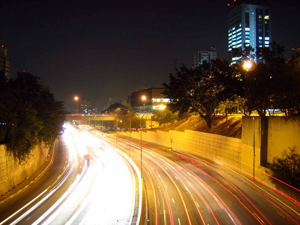 Avenida 23 de Maio à noite by EricoWilliams