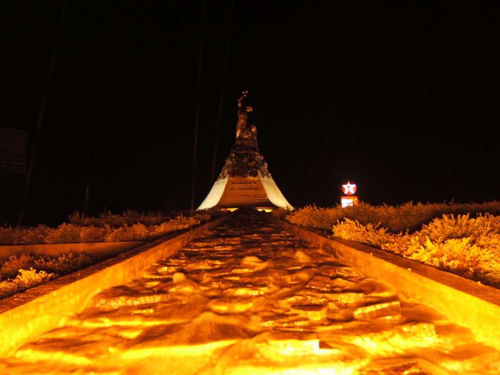 Monumento al Trabajo de noche, en Chinandega by Johnny Alvarado V.