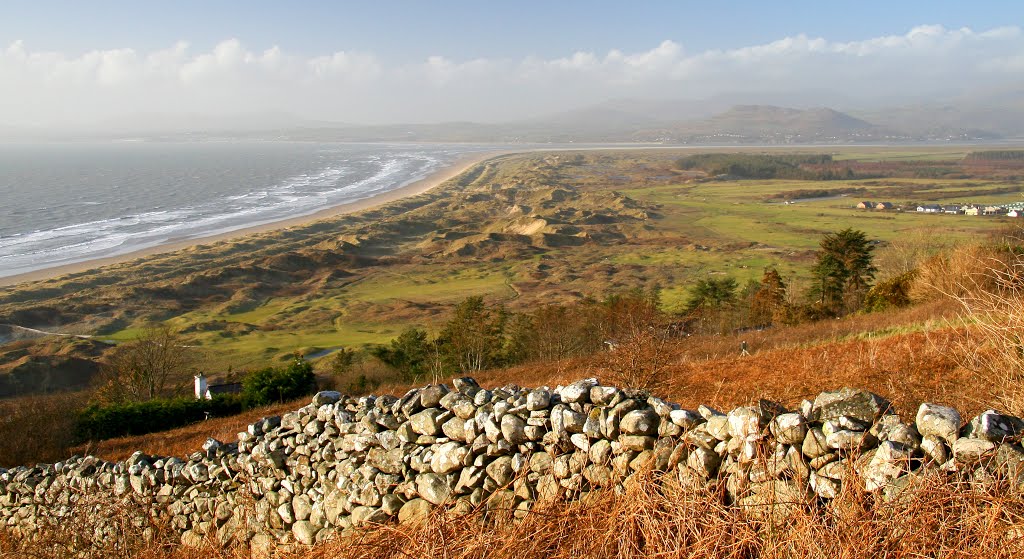 Old Wall & Morfa Harlech. by Huw Harlech