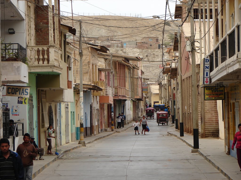 Calle Bolivar, Paita, Piura, Perú by perutoptours.com