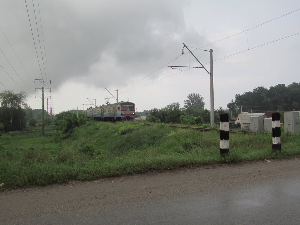 Approaching train * чекаємо, поки проїде електричка by i.bulyha