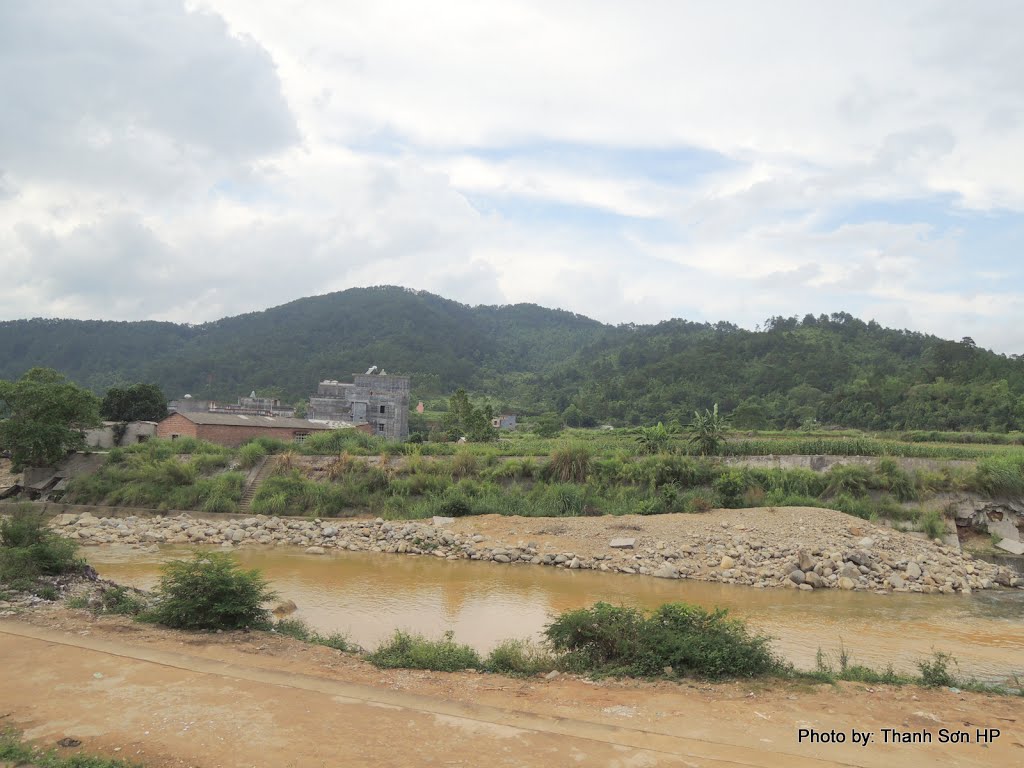 Phong cảnh dọc con đường tuần tra biên giới ĐT 341 từ Hoành Mô đi Bắc Phong Sinh by Nguyễn Thanh Sơn