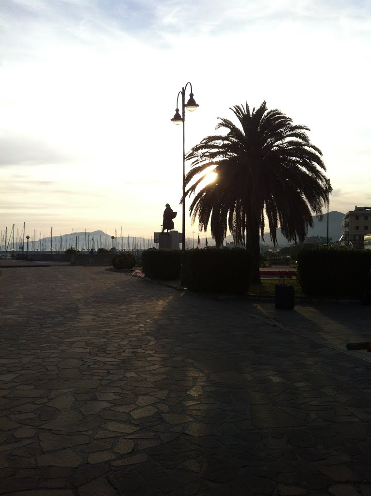 Lungomare - statua di Colombo al tramonto by pandeo