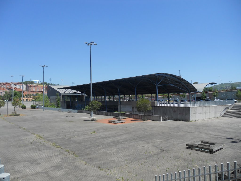 Estación de metro y autobús (esta última deshabilitada) de Ansio by xabier3007