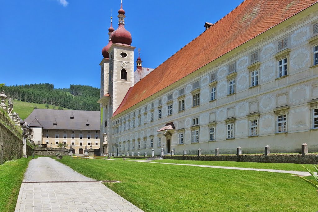 Benediktinerstift St. Lambrecht, Stiftshof mit Glockentürmen und frühbarockem Westtrakt err. von Domenico Sciassia by arcomonte26