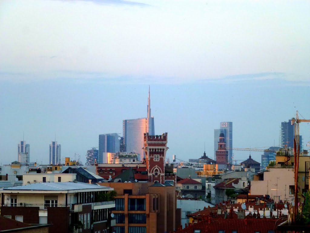 Milano verso l'Expo 2015 - Il vecchio contrapposto al nuovo by Ilda Casati