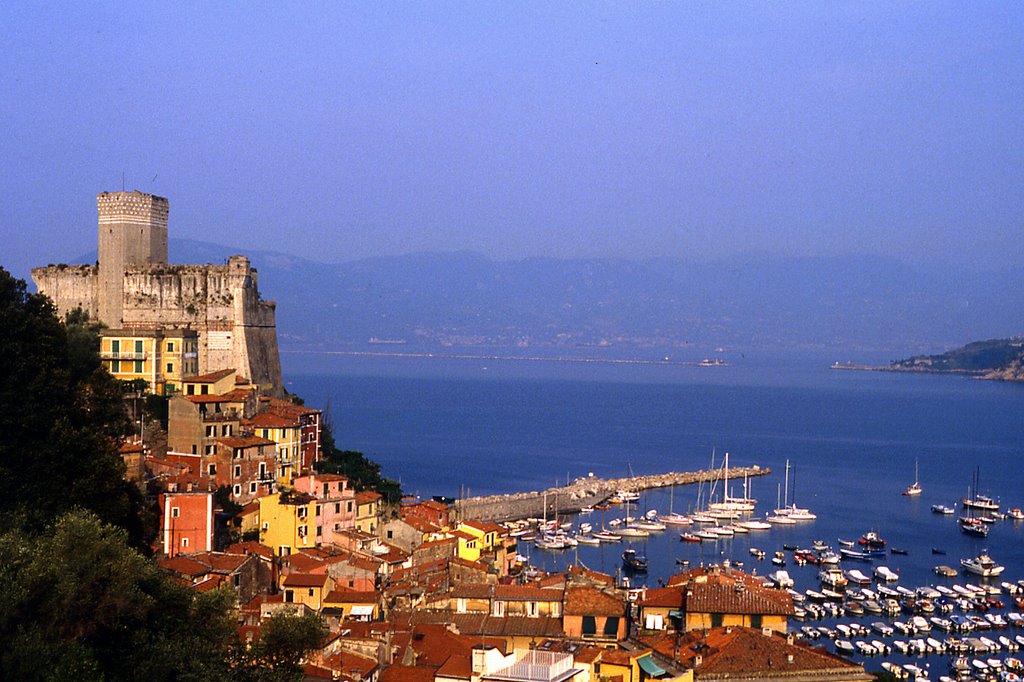 Lerici la forteresse du XIIIème siècle (été 1989) by Patrick Lemaire