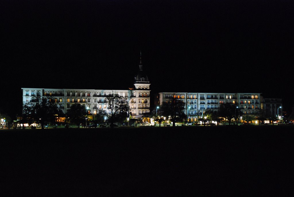 Hotel Viktoria Jungfrau at night by Franklin Hoogreef