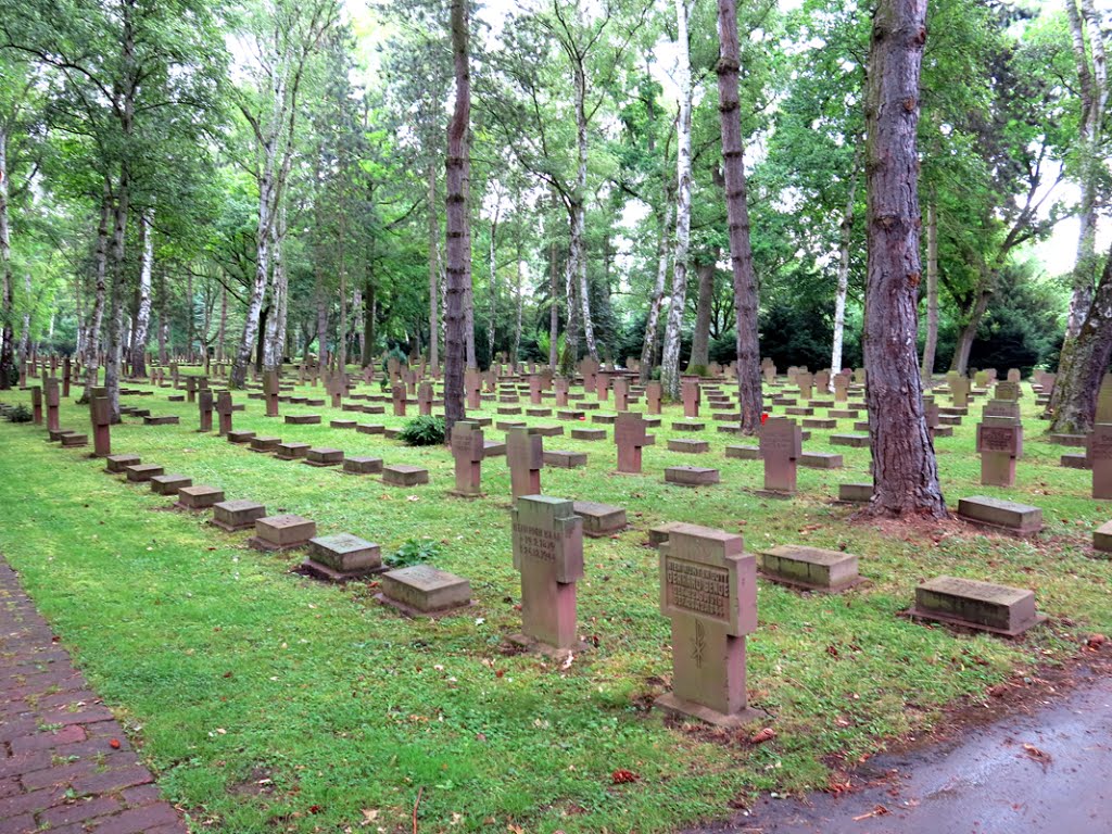 Frankfurt - Hauptfriedhof - Weltkriegsopfer. by R.F.Rumbao