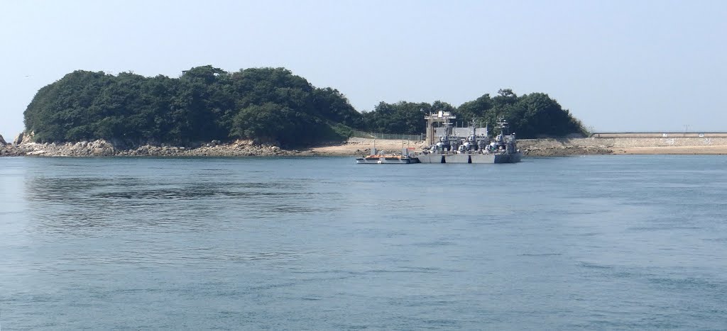 Soijakdo is a smaller island right next to Daeijakdo - Refugees who came to Daeijakdo to escape oppression by Japan during the Imjin War and could not return to their hometowns after the war remained on the island and committed piracy. by §teve