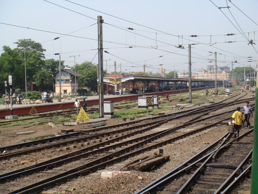 Tracks, Sealdah Railway Station by sban1998