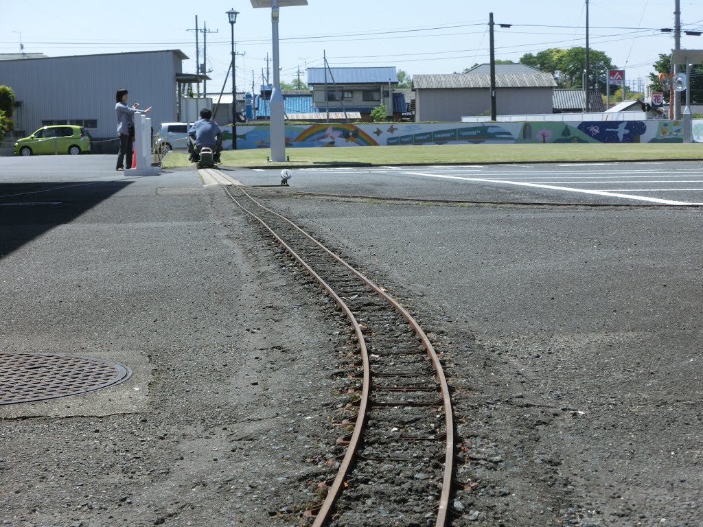 山方淡水魚館前のミニSL　Garden railway in Yamagata by oldpaddy04