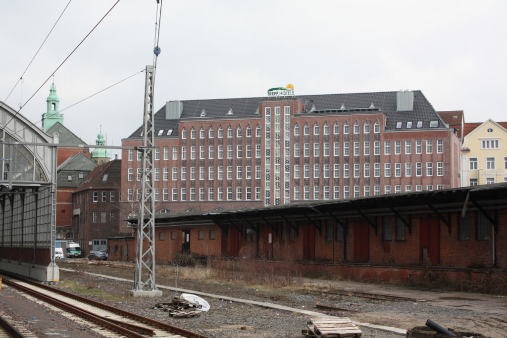 Handelshof, Rückseite (Expressionismus mit Elementen der Neugotik, erbaut 1924, Architekten: Christian Zauleck und Franz Horman) by Helgoland