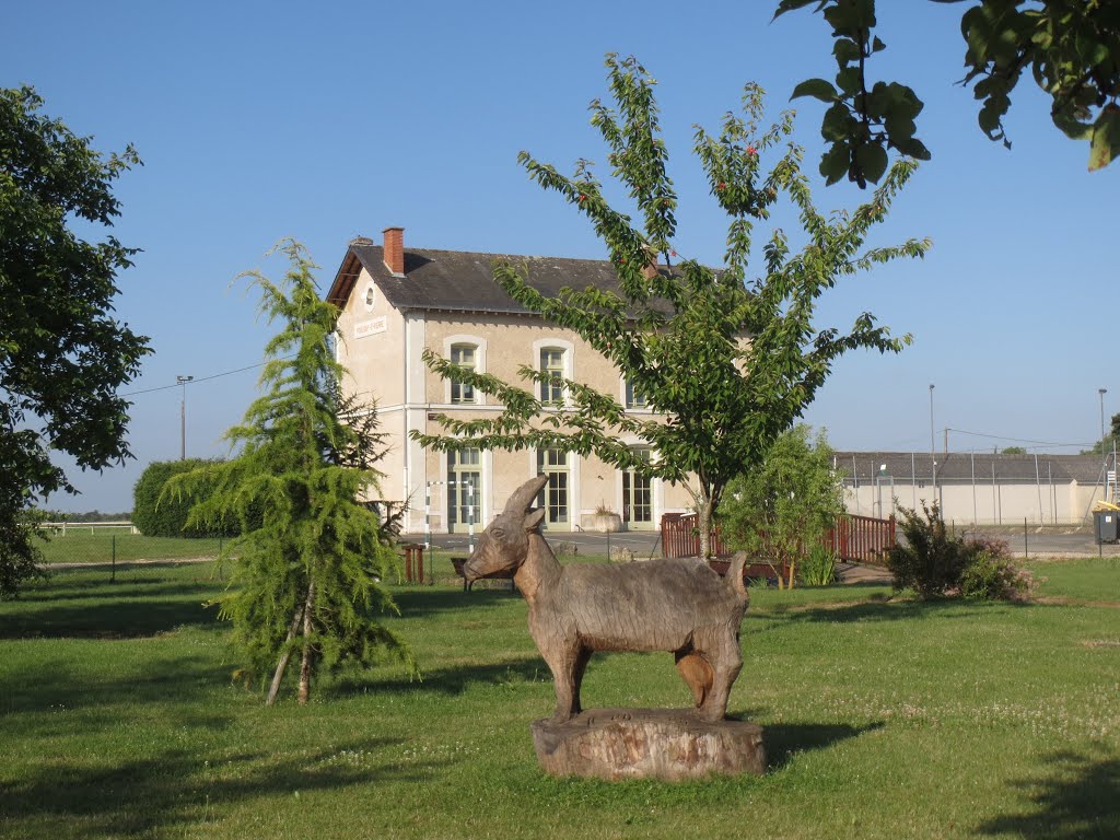 L'ancienne gare de POULIGNY-ST-PIERRE ( Indre). by JOJO 4 9