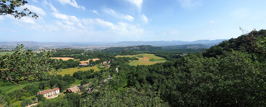 Mirardor de Tavèrnoles, a baix el poble, Osona, Catalonia by Josep Xavier Sànchez