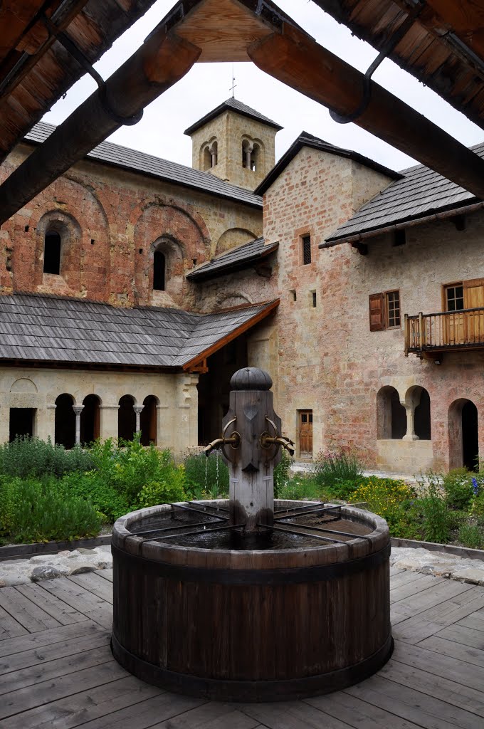 Le lavabo, seul point d'eau de l'abbaye de Boscodon by fantomette74