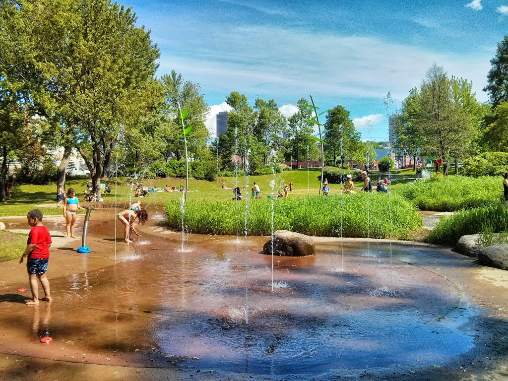 Jeux d'eau du Parc Victoria by Marc-Andre