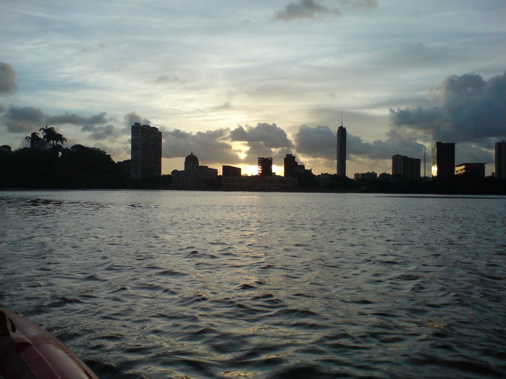 De canoa no rio, por do sol ao fundo by Christopher de Arauj…