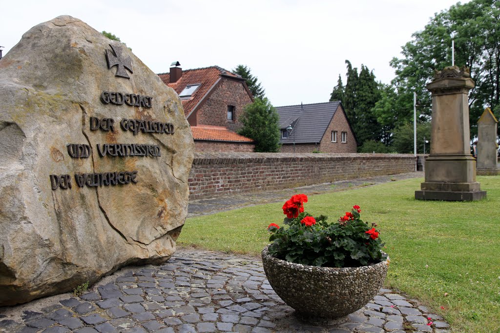 Gedenkstätte der Gefallenen und Vermissten der Weltkriege, Kirchhof, St. Briktius, Oekoven, 41569 Rommerskirchen, Deutschland by Bernd Bruns