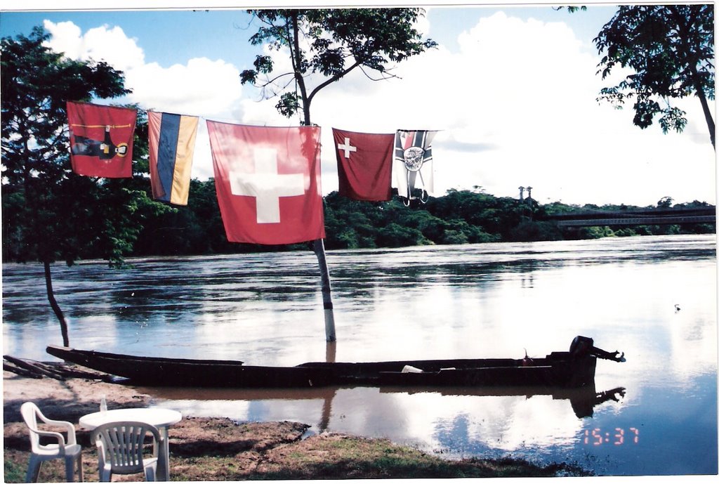 Rio cuyuni cerca del dorado by tomas sequera