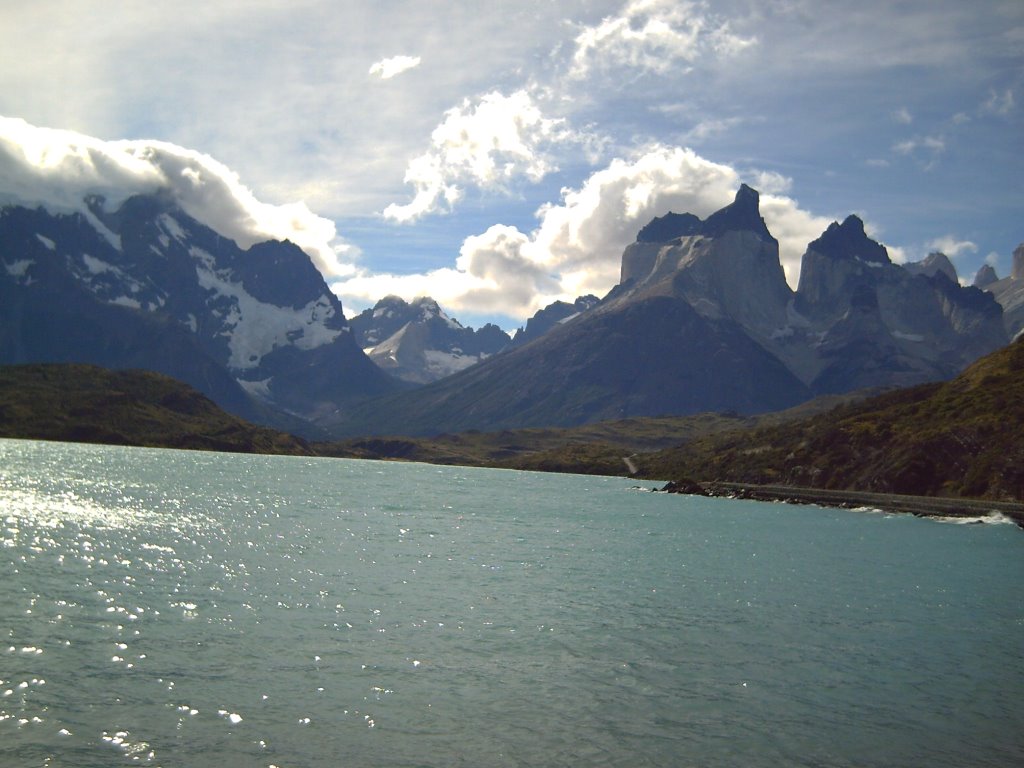 Lago Pehoé y Cuernos del Paine by José Pedro Martínez