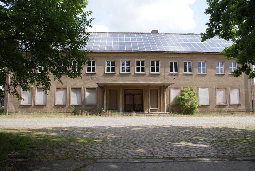 Bahnhof Mücka Empfangsgebäude Straßenseite Juni 2014 by von-Biedenfeld