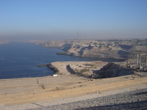 Canal de descarga de la planta hidroeléctrica de Aswan. Egipto by Jagarmunoz