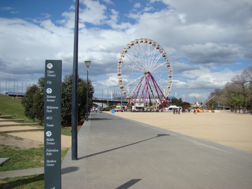 Ferris Wheel Birrarung Marr Park (October 2007) by phlyby