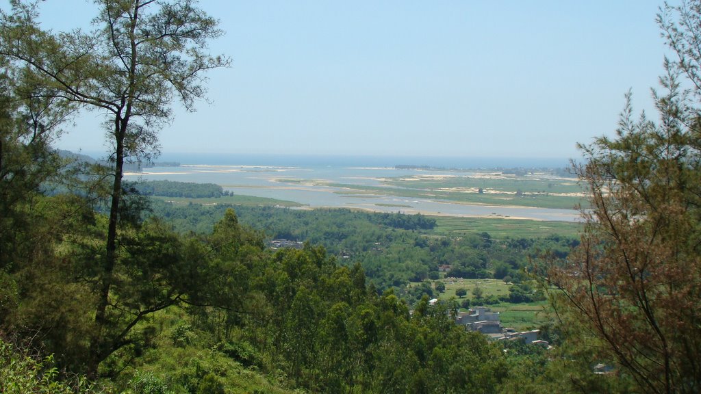 Sông Trà Khúc đổ ra biển Đông, nhìn từ chùa Thiên Ấn by Nhựt Trịnh Minh