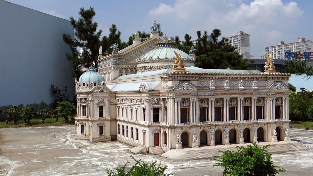 Paris Opera House - Aiins World in Bucheon (Incheon) is a theme park where 1/25 size miniature recreations of 71 world sights are spread out over a dozen themed zones are on display. The park was constructed in 2004 by Wonder Works. by §teve