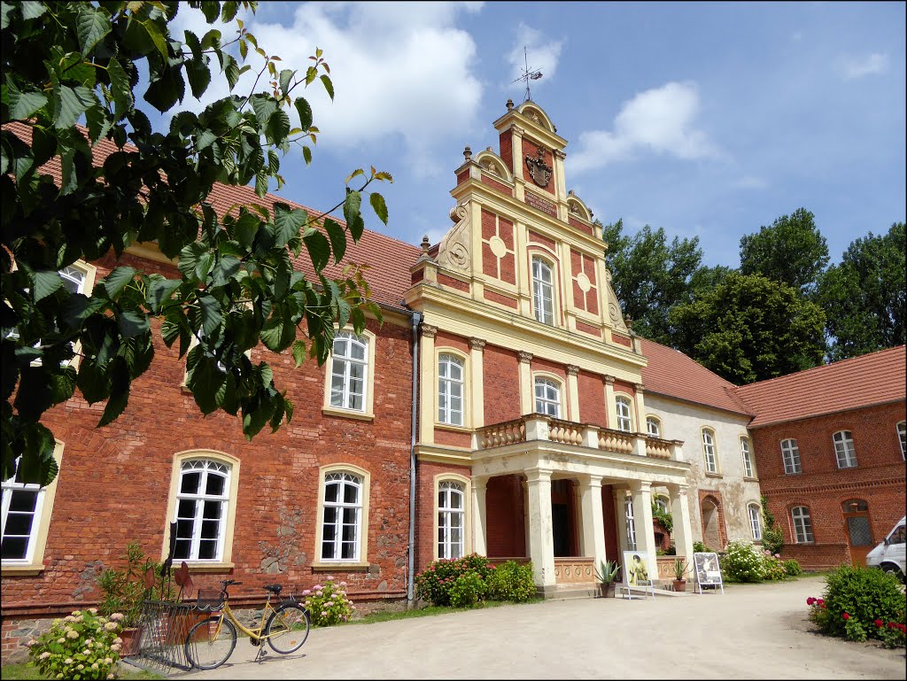 Schloss Meyenburg in der Prignitz ist ein ehemaliger Adelssitz der Familie von Rohr. Heute beherbergt es ein Modemuseum. Die Modesammlung wurde von Josefine Edle von Krepl eine österreichische Adlige in vielen Jahren zusammengetragen. by Ralf Pätzold, Berlin