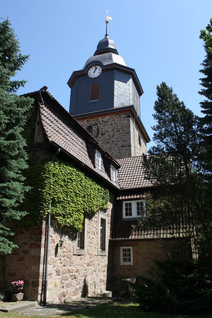 Evangelische Kirche Herleshausen (Chorturm erbaut um 1300, Langhaus erneuert 1457 und südliches Querhaus von 1923) by Helgoland