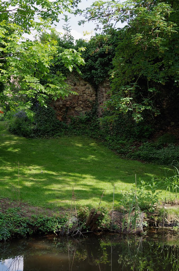 Rest der Stadtmauer Erftstadt Lechenich by KimbaReimer