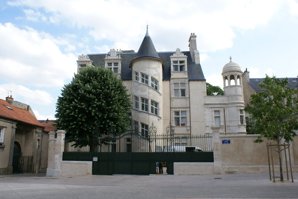 Poitiers by Bernard DUPONT