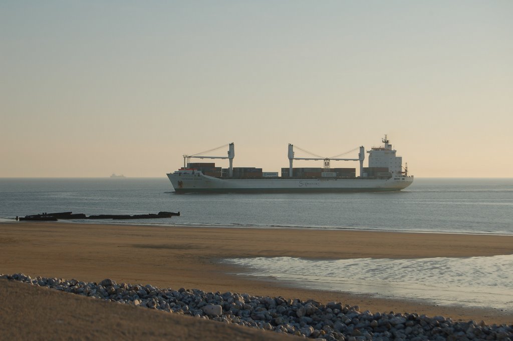 Entrée dans le port - Le Havre - 2007 by excoffons