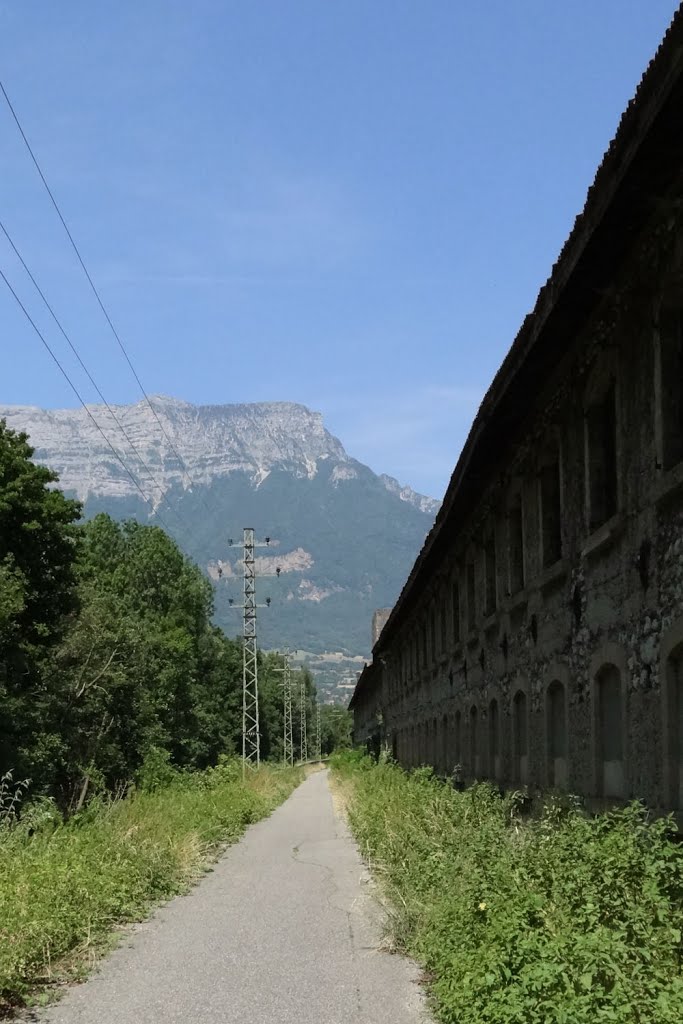 Piste cyclable à coté de l'avenue du maquis de l'Oisans à Pont de Claix by GuyomB