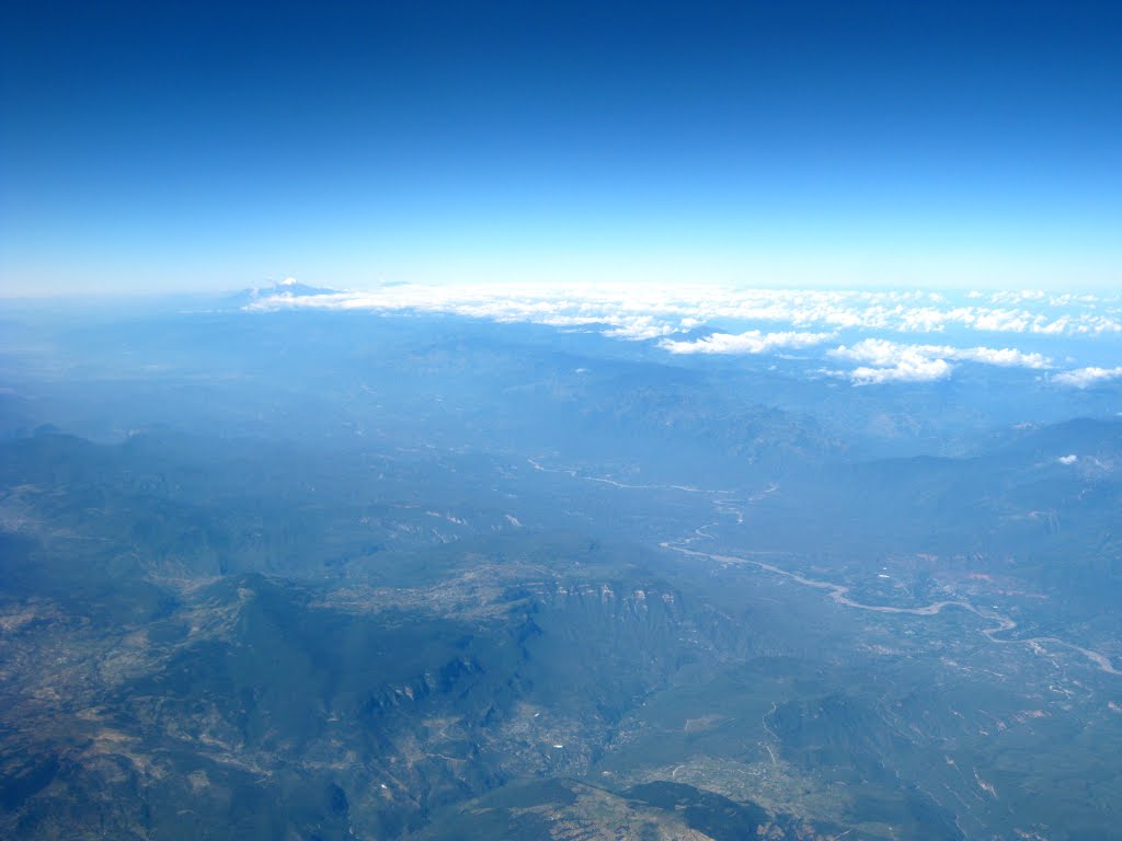 La barranca de Santa María Texcatitlán, Oax, el altiplano de San Pedro Jocotipac, atrás el valle de Cuicatlán con el Río Grande (Alto Papaloapan), al fondo el Citlaltepetl (5747 m) by waldwind