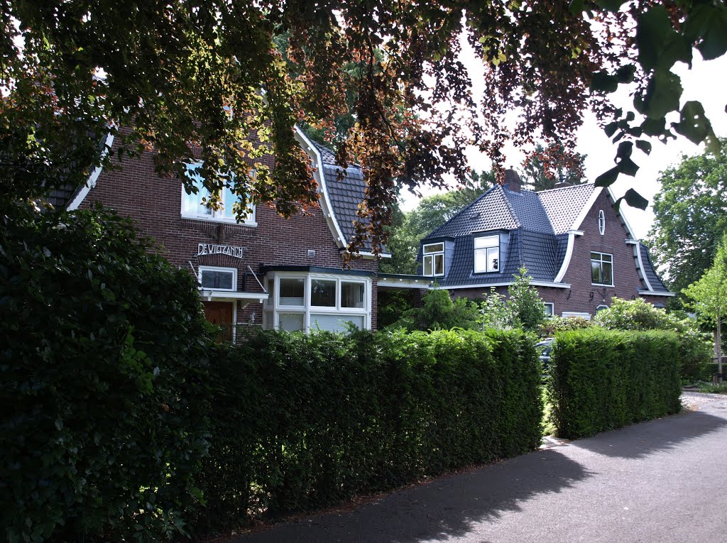 Links Villa "Wiltzangh" aan de Rijksstraatweg 226a, in 1919 ontworpen door het Architectenbureau Kuiler & Drewes i.o.v. de broers Laurens Houttuin (1867-1923) en Sikko Houttuin (1870-1924). De villa rechts op nr. 226b is in 1919 ontworpen, ook door Kuiler & Drewes, i.o.v. Hemmo Wilhelmus Hemmes. De villa "Lindenhof" aan de Julianalaan 11 is in 1931 ontworpen door het Architectenbureau Kuiler & Drewes, in opdracht van H.E. Oving. Op nr. 226d staat Villa "Croockewitskamp", in 1919 ontworpen door architect Meindert Gerben Eelkema (1883-1930), i.o.v. Jan Wolter Borgesius, geb. Odoorn 18-4-1883, ovl. Haren (Jachtlaan 70) 29-9-1969. by Hans R van der Woude