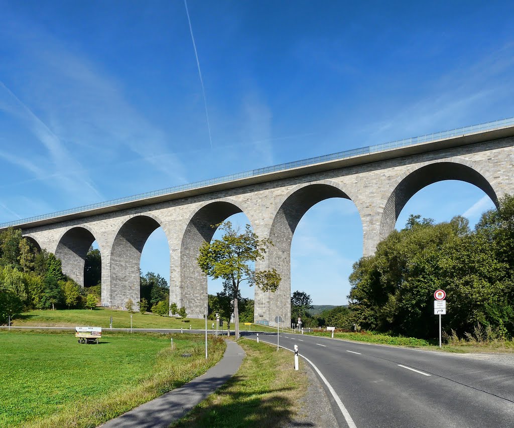 Weischlitz OT Pirk (SN) - Die 623 m lange und 60m hohe Elstertalbrücke der A72 bei Pirk, gehört zu den größten Steinbogenbrücken Europas und wurde 1993 fertiggestellt by Thomas Eichler