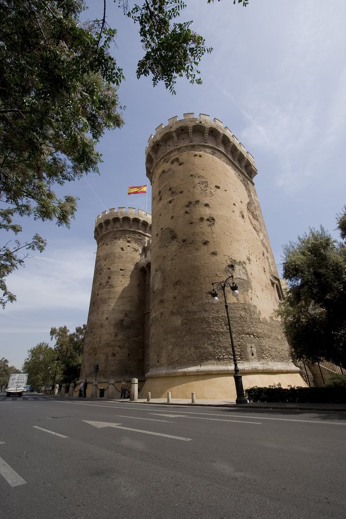 Torres de quart, València, vista des de Guillem de Castro by Josep-Manel Vert