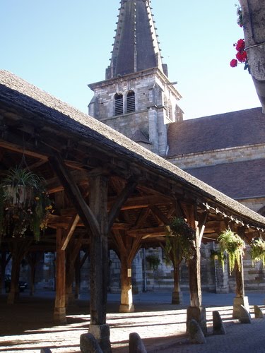 Les Halles et L'église de Nolay by Annick Thévenot