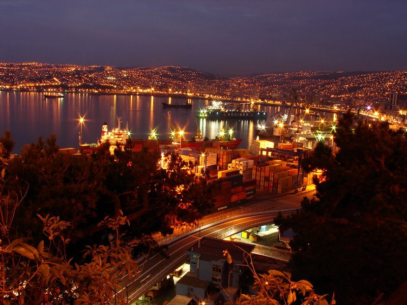 Bahía del gran puerto de Valparaíso by Oscar Fernández C